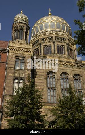 Germany. Berlin. New Synagogue (Neue Synagoge). Built in 1859-66 by German architects Eduard Knoblauch (1801-1865) and, after his death by Friedrich August Stuler (1800-1865). It was destroyed by the Nazis during the World War II and reconstructed between 1988-1991 by Bernhard Leisering(1951-2012). Dome with gilded ribs and crowned byt the Star of David. Stock Photo