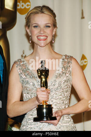 Reese Whiterspoon backstage at the 78th Academy of Motion Pictures (Oscars)  at the Kodak Theatre in Los Angeles. March 5, 2006          -            02 WhiterspoonReese263.jpg02 WhiterspoonReese263  Event in Hollywood Life - California, Red Carpet Event, USA, Film Industry, Celebrities, Photography, Bestof, Arts Culture and Entertainment, Topix Celebrities fashion, Best of, Hollywood Life, Event in Hollywood Life - California,  backstage trophy, Awards show, movie celebrities, TV celebrities, Music celebrities, Topix, Bestof, Arts Culture and Entertainment, Photography,    inquiry tsuni@Gamma Stock Photo