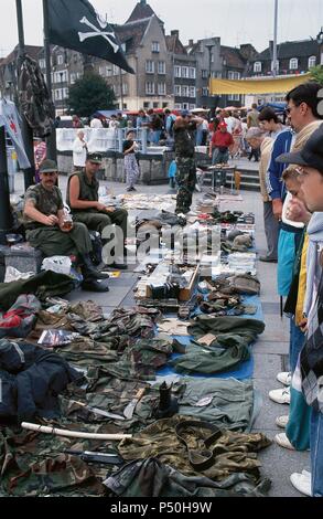 Venta de utensilios de carácter militar tras la caída del Muro de Berlín. Gdansk (Danzig). Polonia. Stock Photo