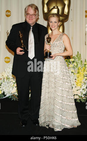 Philip Seymour Hoffman and Reese Whiterspoon backstage at the 78th Academy of Motion Pictures (Oscars)  at the Kodak Theatre in Los Angeles. March 5, 2006          -            07 HoffmanPhS WhiterspoonR.jpg07 HoffmanPhS WhiterspoonR  Event in Hollywood Life - California, Red Carpet Event, USA, Film Industry, Celebrities, Photography, Bestof, Arts Culture and Entertainment, Topix Celebrities fashion, Best of, Hollywood Life, Event in Hollywood Life - California,  backstage trophy, Awards show, movie celebrities, TV celebrities, Music celebrities, Topix, Bestof, Arts Culture and Entertainment,  Stock Photo