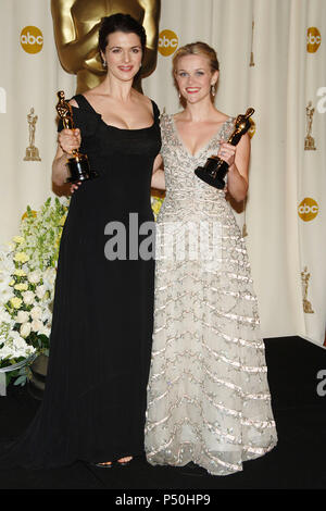 Rachel Weisz and Reese Whiterspoon backstage at the 78th Academy of Motion Pictures (Oscars)  at the Kodak Theatre in Los Angeles. March 5, 2006          -            08 Weizsrachel WhiterspoonR.jpg08 Weizsrachel WhiterspoonR  Event in Hollywood Life - California, Red Carpet Event, USA, Film Industry, Celebrities, Photography, Bestof, Arts Culture and Entertainment, Topix Celebrities fashion, Best of, Hollywood Life, Event in Hollywood Life - California,  backstage trophy, Awards show, movie celebrities, TV celebrities, Music celebrities, Topix, Bestof, Arts Culture and Entertainment, Photogra Stock Photo