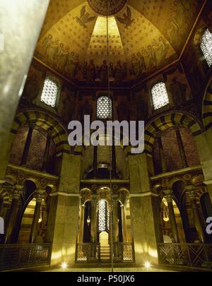 Carlolingian art.  Germany. Aachen Cathedral. Palatine Chapel designed by Odo of Metz (742-814). It was begun in 790 and consecrated by Pope Leo III in the year 805. It has an octagonal plant covered by a dome. Inside view. Stock Photo