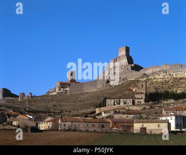 ATIENZA. Overview of the town dominated by the castle built in the twelfth century. Guadalajara province. Castile-La Mancha. Spain. Stock Photo