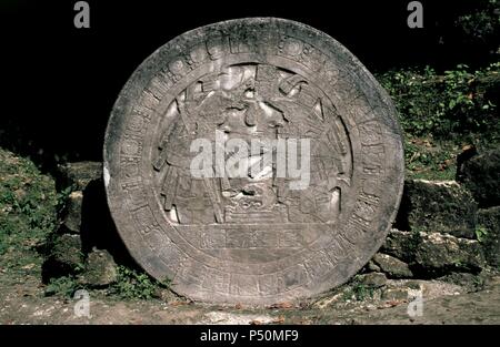 ARTE PRECOLOMBINO. GUATEMALA. MAYA. TIKAL. PIEDRA-ALTAR en la que aparece el rey JASAW CHAN K'AWIIL junto a un reyezuelo, dirigiendo un ritual sobre los huesos de una mujer maya de clase alta. Año 711. Periodo clásico temprano. Stock Photo