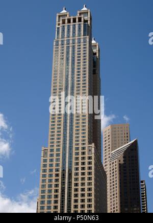ESTADOS UNIDOS. CHICAGO. Vista del 900 NORTH MICHIGAN, rascacielos construído en 1989 en el centro de la ciudad. Estado de Illinois. Stock Photo