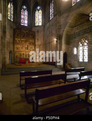 ARTE GOTICO. ESPAÑA. CAPILLA DE SANTA AGUEDA. Capilla palatina del Palau Reial Major (Palacio Real Mayor), erigida a principios del s. XIV. Vista general del interior, con el retablo de Jaume Huguet en el altar. BARCELONA. Cataluña. Stock Photo