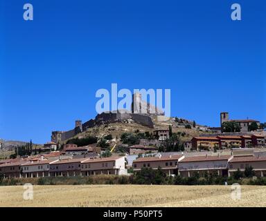 ATIENZA. Overview of the town dominated by the castle built in the twelfth century. Guadalajara province. Castile-La Mancha. Spain. Stock Photo