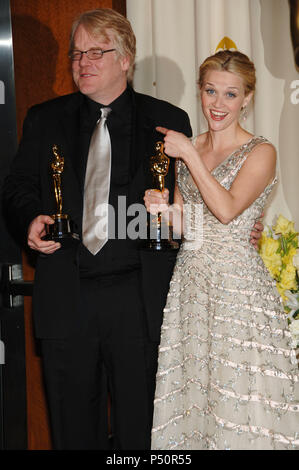 Philip Seymour Hoffman and Reese Whiterspoon backstage at the 78th Academy of Motion Pictures (Oscars)  at the Kodak Theatre in Los Angeles. March 5, 2006          -            HoffmanPhSeymour WhiterspoonR273.jpgHoffmanPhSeymour WhiterspoonR273  Event in Hollywood Life - California, Red Carpet Event, USA, Film Industry, Celebrities, Photography, Bestof, Arts Culture and Entertainment, Topix Celebrities fashion, Best of, Hollywood Life, Event in Hollywood Life - California,  backstage trophy, Awards show, movie celebrities, TV celebrities, Music celebrities, Topix, Bestof, Arts Culture and Ent Stock Photo