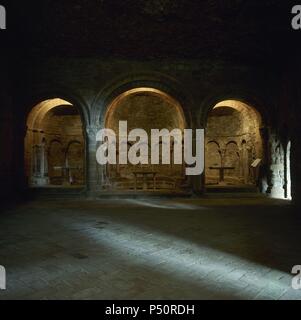 ARTE ROMANICO. ESPAÑA. SAN JUAN DE LA PEÑA. Monasterio benedictino datado ya en el siglo IX. Vista del INTERIOR DE LA IGLESIA. BOTAYA. Provincia de Huesca. Aragón. CAMINO DE SANTIAGO. Stock Photo