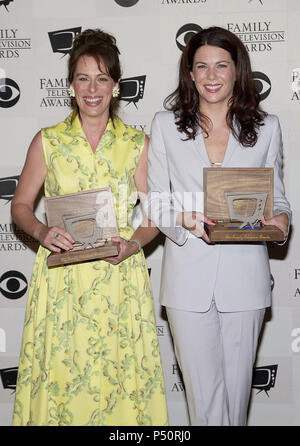 Jane Kaczmarek - Malcolm in th Middle and Lauren Graham - Gilmore Girls - received the best actress awards at the 3rd Annual Family Television Awards at the Beverly Hilton in Los Angeles.  August 2, 2001   © Tsuni          -            Jane Kaczmarek GrahamL04.jpgJane Kaczmarek GrahamL04  Event in Hollywood Life - California, Red Carpet Event, USA, Film Industry, Celebrities, Photography, Bestof, Arts Culture and Entertainment, Topix Celebrities fashion, Best of, Hollywood Life, Event in Hollywood Life - California,  backstage trophy, Awards show, movie celebrities, TV celebrities, Music celeb Stock Photo