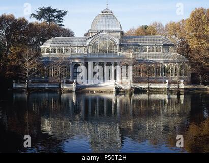 MADRID. PARQUE DE EL RETIRO. Vista del PALACIO DE CRISTAL y, en primer término, el lago situado frente a él. España. Stock Photo