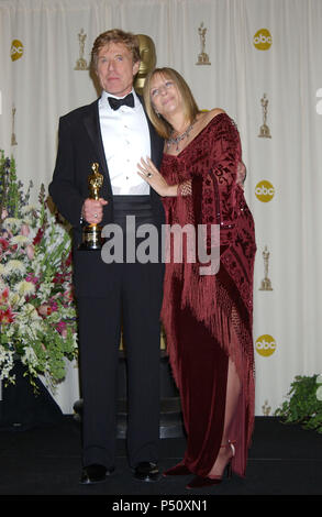 Robert Redford, who received honorary Oscar, with Barbra Streisand, in the pressroom at the 74th Annual Academy Awards at the Kodak Theatre in Hollywood Sunday, March 24, 2002.           -            RedfordRobert StreisandB84.jpgRedfordRobert StreisandB84  Event in Hollywood Life - California, Red Carpet Event, USA, Film Industry, Celebrities, Photography, Bestof, Arts Culture and Entertainment, Topix Celebrities fashion, Best of, Hollywood Life, Event in Hollywood Life - California,  backstage trophy, Awards show, movie celebrities, TV celebrities, Music celebrities, Topix, Bestof, Arts Cult Stock Photo