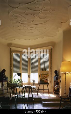 ARTE SIGLO XIX. MODERNISMO. ESPAÑA. Antoni GAUDI i CORNET (1852-1926). Arquitecto español. LA PEDRERA o CASA MILA (1905-1910). Interior de una vivienda. Barcelona. Cataluña. Stock Photo