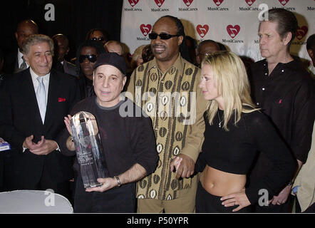 Paul Simon received the Musicares 2001 at the Century Plaza in Los Angeles. Also present were Tony Bennett, Stevie Wonder, Shelby Lynne and brian Wilson.  Feb. 19, 2000              -            SimonWonderBennettWilson01.jpgSimonWonderBennettWilson01  Event in Hollywood Life - California, Red Carpet Event, USA, Film Industry, Celebrities, Photography, Bestof, Arts Culture and Entertainment, Topix Celebrities fashion, Best of, Hollywood Life, Event in Hollywood Life - California,  backstage trophy, Awards show, movie celebrities, TV celebrities, Music celebrities, Topix, Bestof, Arts Culture a Stock Photo