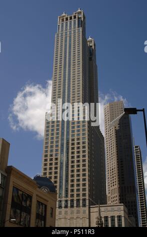 ESTADOS UNIDOS. CHICAGO. Vista del 900 NORTH MICHIGAN, rascacielos construído en 1989 en el centro de la ciudad. Estado de Illinois. Stock Photo