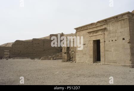 Valley of the Artisans. Ruins of Set Maat's settlement, home to the artisans who worked on the tombs in the Valley of the Kings during the 18th to 20th dynasties. Temple of Hathor and Maat built in ptolemaic era. Outside view. New Kingdom. Deir el-Medina. Egypt. Stock Photo