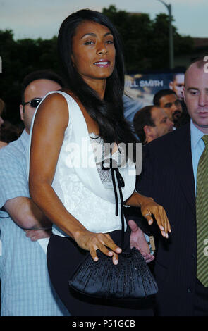 Jada Pinkett-Smith arriving at the i,Robot Premiere at the Westwood Village in Los Angeles. July 7, 2004. Pinkett-SmithJada092 Red Carpet Event, Vertical, USA, Film Industry, Celebrities,  Photography, Bestof, Arts Culture and Entertainment, Topix Celebrities fashion /  Vertical, Best of, Event in Hollywood Life - California,  Red Carpet and backstage, USA, Film Industry, Celebrities,  movie celebrities, TV celebrities, Music celebrities, Photography, Bestof, Arts Culture and Entertainment,  Topix, vertical, one person,, from the years , 2003 to 2005, inquiry tsuni@Gamma-USA.com - Three Quarte Stock Photo