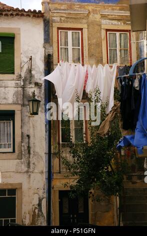 PORTUGAL. SANTAREM. Ropa tendida en un edificio del casco antiguo de la  ciudad Stock Photo - Alamy