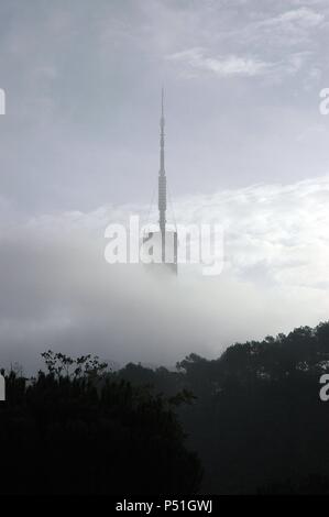 NIEBLA que envuelve la TORRE DE COMUNICACIONES DE COLLSEROLA, obra del arquitecto británico Norman FOSTER inaugurada con motivo de los Juegos Olímpicos del año 1992. BARCELONA. Cataluña. Stock Photo