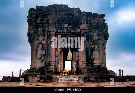 Upper terrace of Phnom Bakheng early in the morning, Angkor, Cambodia Stock Photo