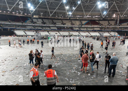 Stratford, UK. 23rd June, 2018, The aftermath of the foo fighters concert day two, Thousands of single-use plastics cups and rubbish littering the stadium floor, London stadium,Stratford,UK..© Jason Richardson / Alamy Live News Stock Photo