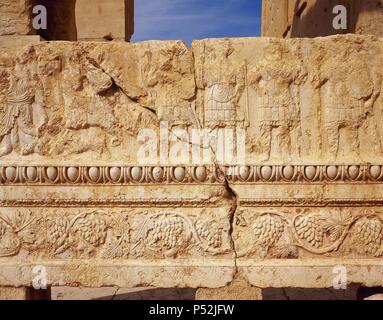 ARTE ROMANO. SIRIA. Relieve de un arquitrabe donde se representa a un grupo de palmirinos realizando ofrendas al dios BEL, durante una procesión. En su parte inferior, una guirnalda de uvas. TEMPLO DE BEL. PALMIRA. Stock Photo