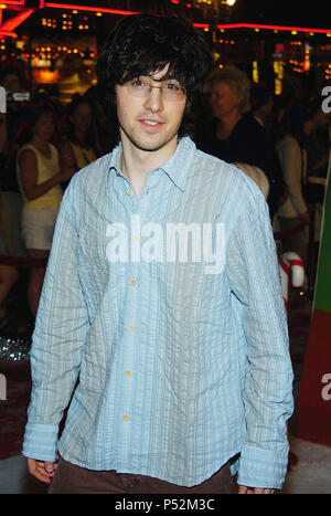 Josh Zuckerman arriving at the Surviving Christmas Premiere at the Chinese Theatre in Los Angeles. October 14, 2004. ZuckermanJosh033 Red Carpet Event, Vertical, USA, Film Industry, Celebrities,  Photography, Bestof, Arts Culture and Entertainment, Topix Celebrities fashion /  Vertical, Best of, Event in Hollywood Life - California,  Red Carpet and backstage, USA, Film Industry, Celebrities,  movie celebrities, TV celebrities, Music celebrities, Photography, Bestof, Arts Culture and Entertainment,  Topix, vertical, one person,, from the years , 2003 to 2005, inquiry tsuni@Gamma-USA.com - Three Stock Photo