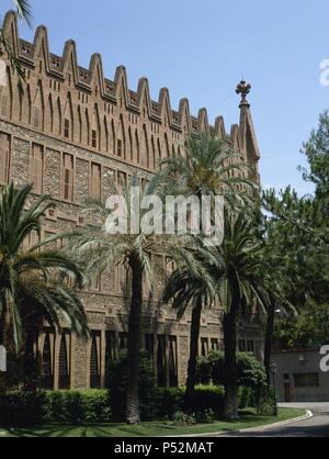 ARTE SIGLO XIX. MODERNISMO. ESPAÑA. GAUDI I CORNET, Antoni (Riudoms, 1852-Barcelona, 1926). Arquitecto catalán, una de las personalidades más destacadas del Modernismo. COLEGIO DE LAS TERESIANAS (1888-1890). Vista del exterior. BARCELONA. Cataluña. Stock Photo