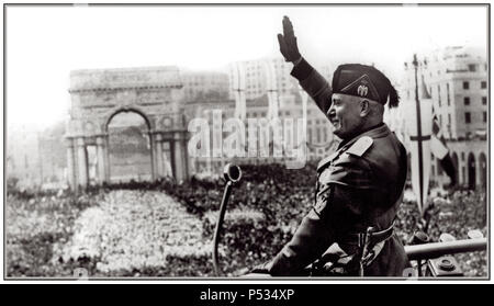 MUSSOLINI IL DULCE ROME ITALY SPEECH Italian fascist dictator Benito Mussolin in military uniformi with microphone making a speech on raised podium waving to ecstatic crowds in Rome Italy in the 1930s. (2G7ET1P) alt superior hi res version available Stock Photo