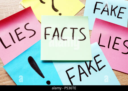 Memo sticks with words Facts, lies and fakes. Modern news concept. Stock Photo