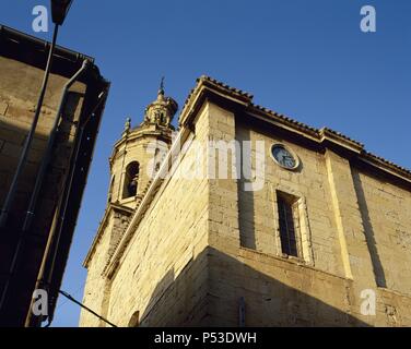 LA RIOJA. CENICERO. Vista parcial de los muros exteriores de la IGLESIA DE SAN MARTIN, con torre neoclásica. Comarca de La Rioja Alta. España. Stock Photo