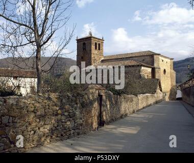 LA RIOJA. OJACASTRO. Vista general de la IGLESIA DE SAN JULIAN Y SANTA BASILISA, templo erigido en el s. XVI sobre otro románico ya existente. España. Stock Photo