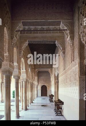 GALERIA PORTICADA DE LA FACHADA OESTE DEL PATIO DE LOS LEONES - SIGLO XIV. Location: ALHAMBRA-PATIO DE LOS LEONES, GRANADA, SPAIN. Stock Photo