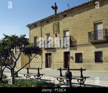 LA RIOJA. TIRGO. Vista general de una casa de piedra con blasones, características de la localidad. Comarca de La Rioja Alta. España. Stock Photo