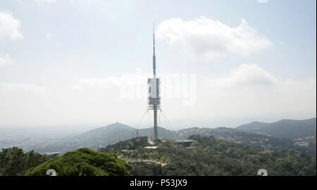 TORRE DE COMUNICACIONES DE COLLSEROLA. Inaugurada con motivo de los Juegos Olímpicos de 1992. Es obra del arquitecto británico NORMAN FOSTER. Tiene una altura de 268 m. BARCELONA. Cataluña. Stock Photo