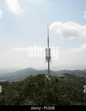 TORRE DE COMUNICACIONES DE COLLSEROLA. Inaugurada con motivo de los Juegos Olímpicos de 1992. Es obra del arquitecto británico NORMAN FOSTER. Tiene una altura de 268 m. BARCELONA. Cataluña. Stock Photo