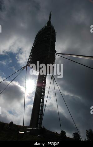 TORRE DE COMUNICACIONES DE COLLSEROLA a contraluz. Inaugurada con motivo de los Juegos Olímpicos de 1992. Es obra del arquitecto británico NORMAN FOSTER. Tiene una altura de 268 m. BARCELONA. Cataluña. Stock Photo