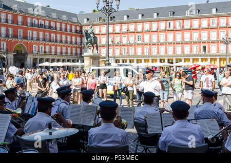 Madrid, Spain, 17 th June, 2018. A musicians band playing in Plaza Mayor, Madrid city, Spain. Stock Photo