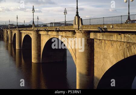 LA RIOJA. LOGROÑO. Vista del PUENTE VIEJO sobre el RIO EBRO. España. Stock Photo