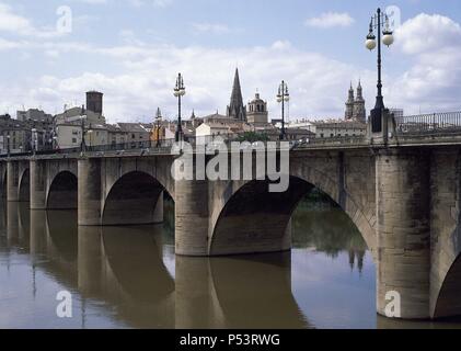 LA RIOJA. LOGROÑO. Vista del PUENTE VIEJO sobre el RIO EBRO. España. Stock Photo