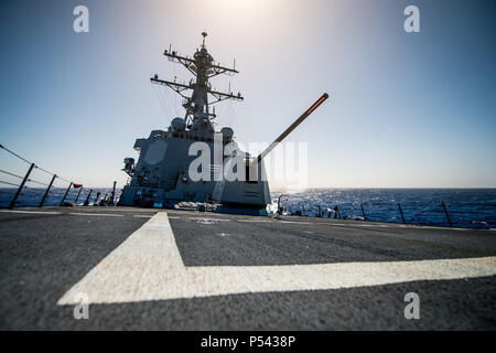 180623-N-LI768-1015  PACIFIC OCEAN (June 23, 2018) – The guided-missile destroyer USS Dewey (DDG 105) transits the Pacific Ocean. Dewey is underway in the U.S. 3rd Fleet area of operations. (U.S. Navy photo by Mass Communication Specialist 2nd Class Devin M. Langer/Released) Stock Photo