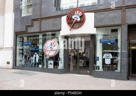 donde quiera internacional pico The exterior of the New York Yankees store on Fifth Avenue in Midtown  Manhattan, New York City Stock Photo - Alamy
