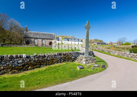 Maclean's Cross and the parish church on the Hebridean island of Iona, Argyll and Bute, Scotland, UK Stock Photo