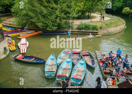 Oxford, JUL 9: Punting in the Oxford University on JUL 9, 2017 at Oxford, United Kingdom Stock Photo