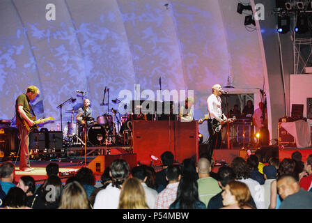 Will Champion, Chris Martin and Jonny Buckland from Coldplay backstage at  The Hollywood bowl, 31st May 2003. Los Angeles, United States of America  Stock Photo - Alamy