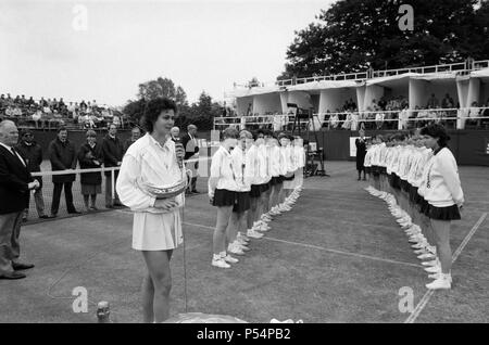 The Women's Singles final of the Dow Chemical Classic Tennis Tournament at the Edgbaston Priory Club. Pictured, winner Pam Shriver with the trophy. 14th June 1987. Stock Photo