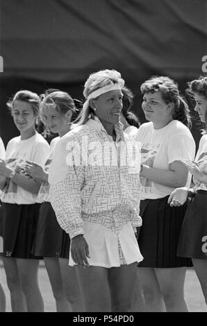 The Women's Singles final of the Dow Classic Tennis Tournament at the Edgbaston Priory Club. Pictured, Martina Navratilova wins. 18th June 1989. Stock Photo