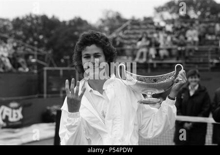 The Women's Singles final of the Dow Chemical Classic Tennis Tournament at the Edgbaston Priory Club. Pictured, winner Pam Shriver with the trophy. 14th June 1987. Stock Photo