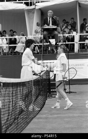 The Women's Singles final of the Dow Chemical Classic Tennis Tournament at the Edgbaston Priory Club. Pictured, Pam Shriver (left) and Larisa Savchenko shaking hands.  14th June 1987. Stock Photo