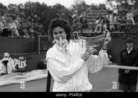 The Women's Singles final of the Dow Chemical Classic Tennis Tournament at the Edgbaston Priory Club. Pictured, winner Pam Shriver with the trophy. 14th June 1987. Stock Photo